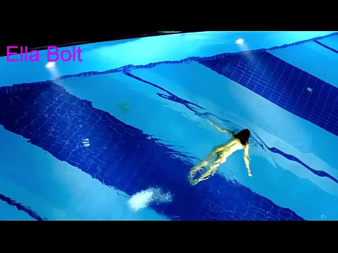 ❤️ No puc parar de mirar-la, jove rossa presa nedant nua a la piscina del complex ELLA BOLT ️ Porno a nosaltres ☑