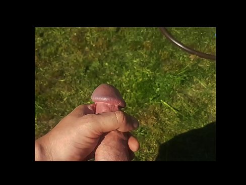 ❤️ Una guapa calenta es folla el seu cony rosa i es corre amb un esquitxat en un jardí d'estiu ️ Porno a nosaltres ☑