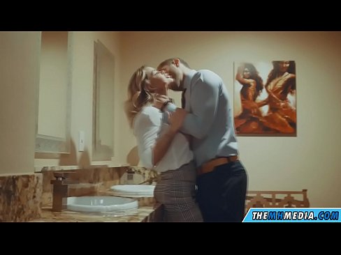 ❤️ Quan una rossa tetona et sedueix en un lavabo públic ️ Porno a nosaltres ☑